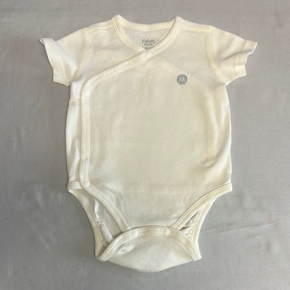 Nest Designs - LIKE NEW - White/Cream Kimono style short sleeve Baby Onesie - Picture 1 of 4